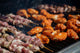 Deliciosas alitas Buffalo Wings y pinchitos morunos en la parrilla con condimentos Puerto de Oriente