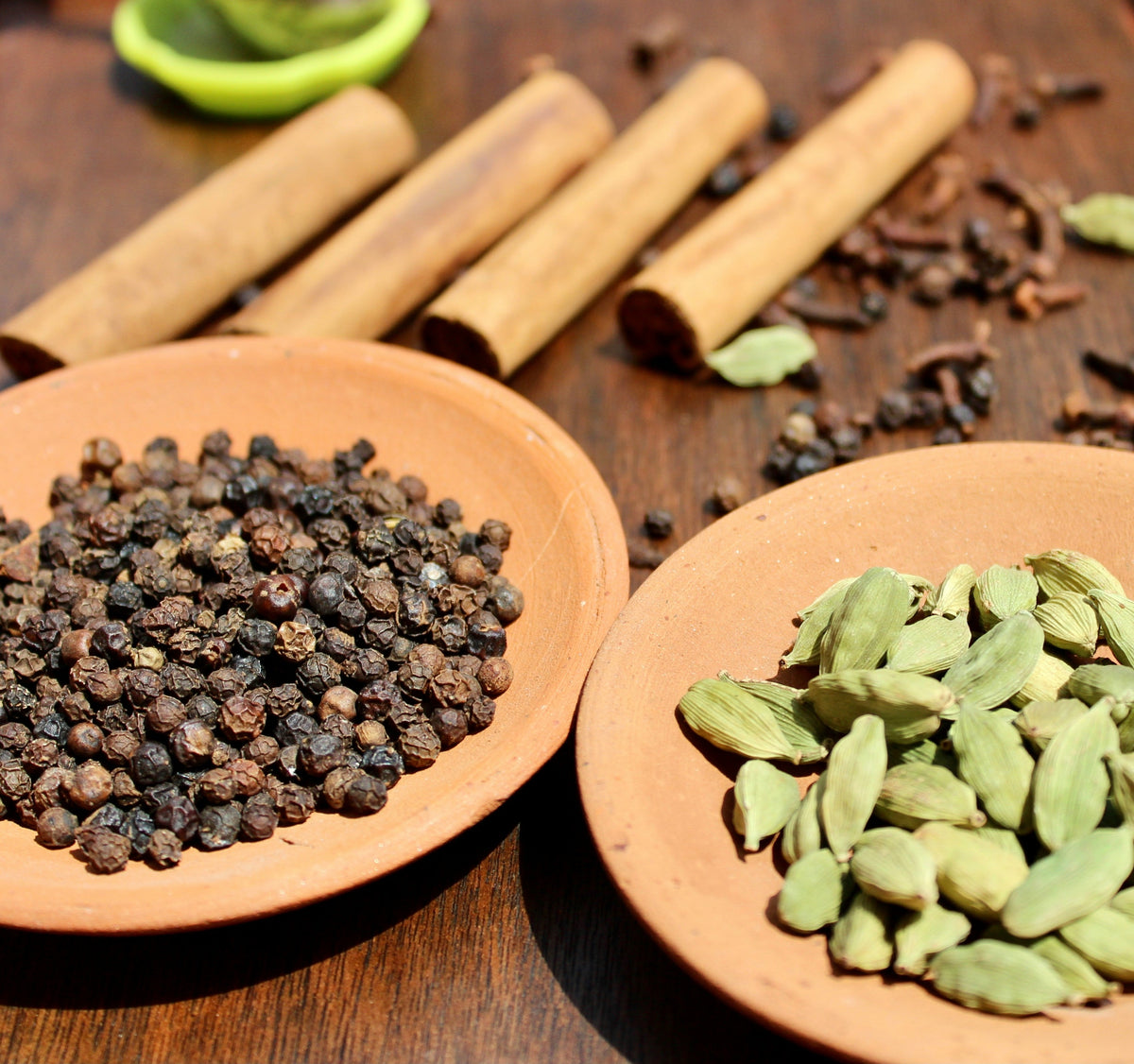Verano con Sabor: Pimienta Negra, Cardamomo Verde y Canela de Ceilán