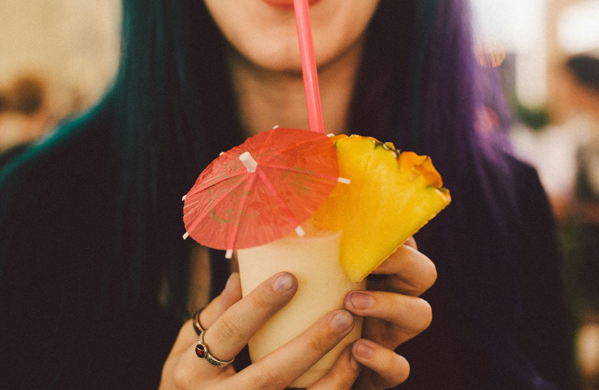Piña Colada: El Cóctel Tropical Perfecto para el Verano | Receta con Ron Takamaka
