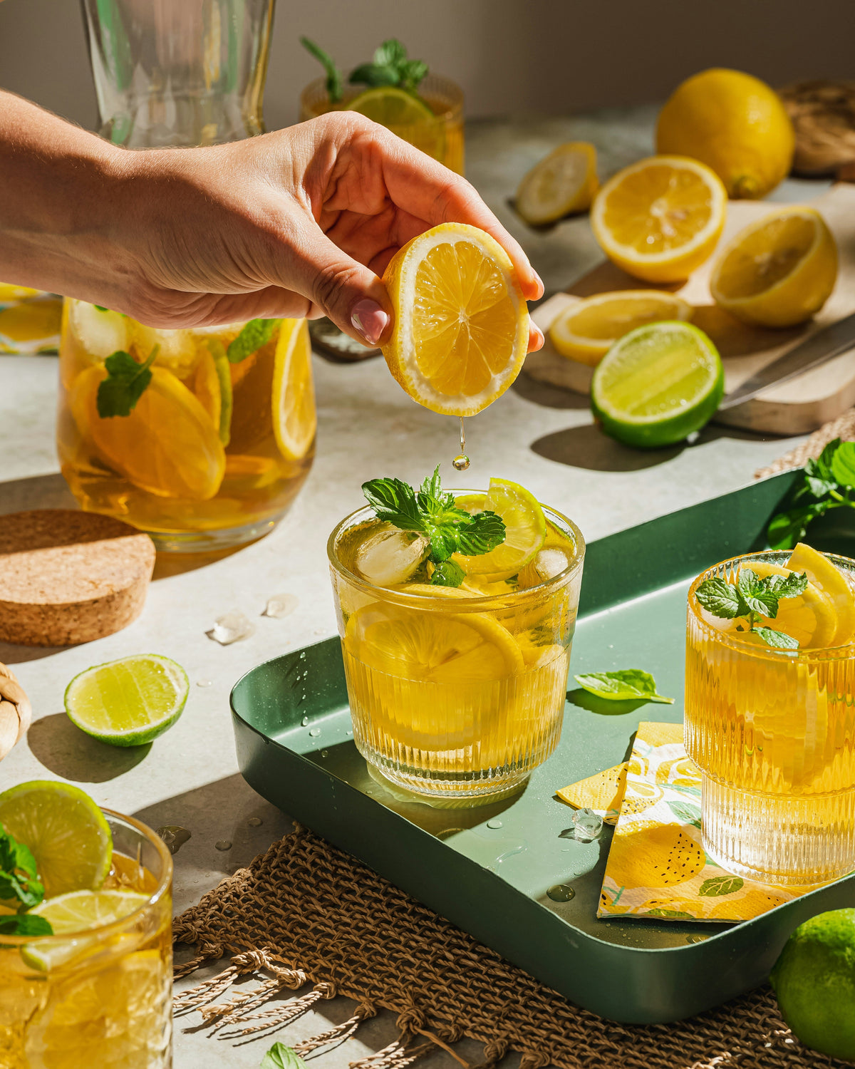 Bebida Veraniega de Té Verde con Hielo, Hierbabuena y Limón